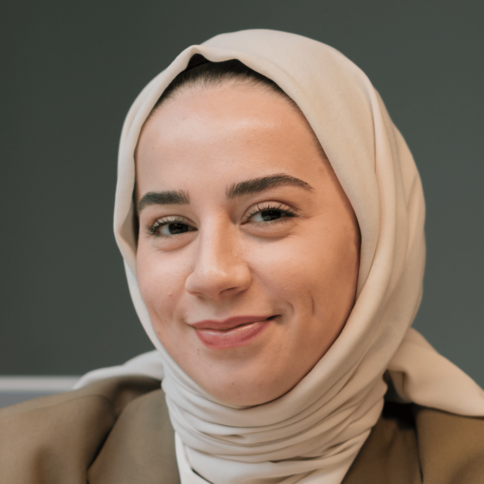 files/Altin_Kahverengi_Modern_Kadin_LinkedIn_Profil_Resmi.png